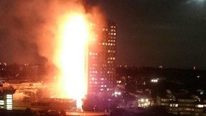 Un întreg bloc de 27 de etaje a fost mistuit de flăcări în Londra