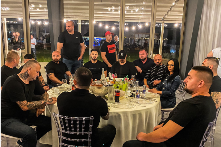 EXCLUSIV| Imaginile care fac de rușine filmele cu mafioți! Faraonul de la Madrid a venit la un botez cu pistolul la brâu și cu o armată de 12 bodyguarzi înarmați