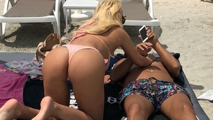 Simona Trașcă s-a pus în poziții interzise peste noul ei iubit, pe o plajă din Mamaia!
