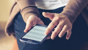 A primit un telefon de la unchiul său și a ajuns în fața judecătorilor! Ce făcea tânărul cu mobilul