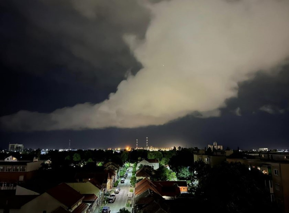 Ce a apărut pe cer, în Arad, în noaptea de 22 mai 2024. Localnicii au rămas mască și au imortalizat fenomenul straniu
