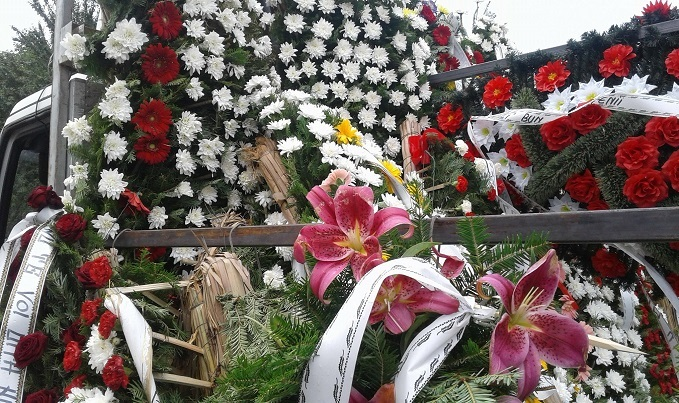 O maşină plină cu flori a însoţit-o pe Denisa de la Bucureşti la Ştefăneşti