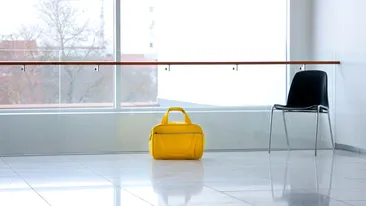 De ce nu trebuie să pui geanta pe jos niciodată. Motivele pentru care trebuie să renunți la acest obicei