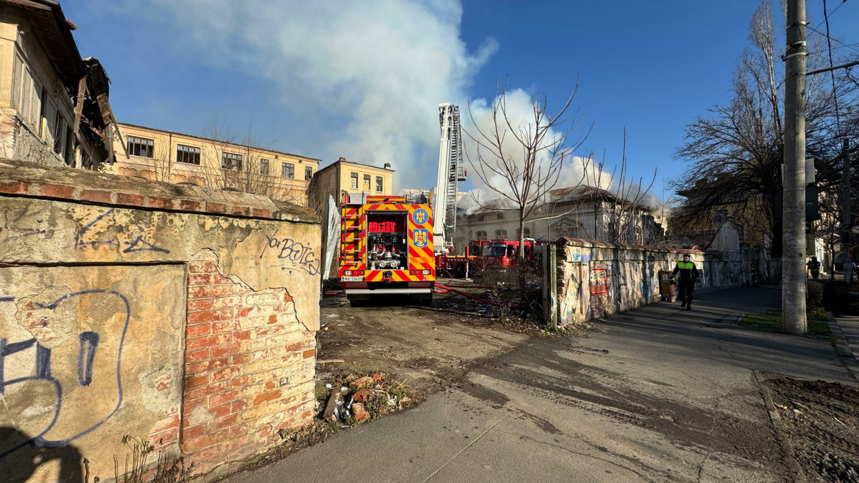 Incendiu de proporții în Capitală! 10 autospeciale au intervenit de urgență