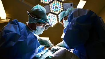 Ce a descoperit un chirurg din Galați în burta pacientului său. Acuza dureri crunte de burtă, l-a operat și a scos 2 tăvițe pline cu...
