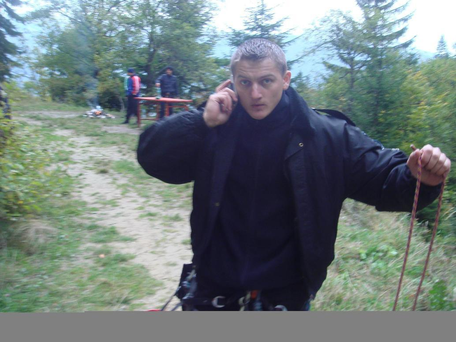 Veşti bune despre poliţistul tăiat cu sabia! Este conştient, vorbeşte şi nu mai depinde de aparate