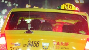 Accident mortal în Capitală! O femeie, pasager într-un taxi, a murit, iar şoferul a fost rănit, după ce maşina a lovit un parapet de pe mijlocul drumului, apoi s-a răsturnat