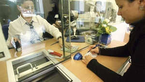 Celebră bancă din România, în scandal cu refugiaţii ucraineni. Păţania unei pensionare din Ucraina, care a vrut să schimbe hrivna în lei