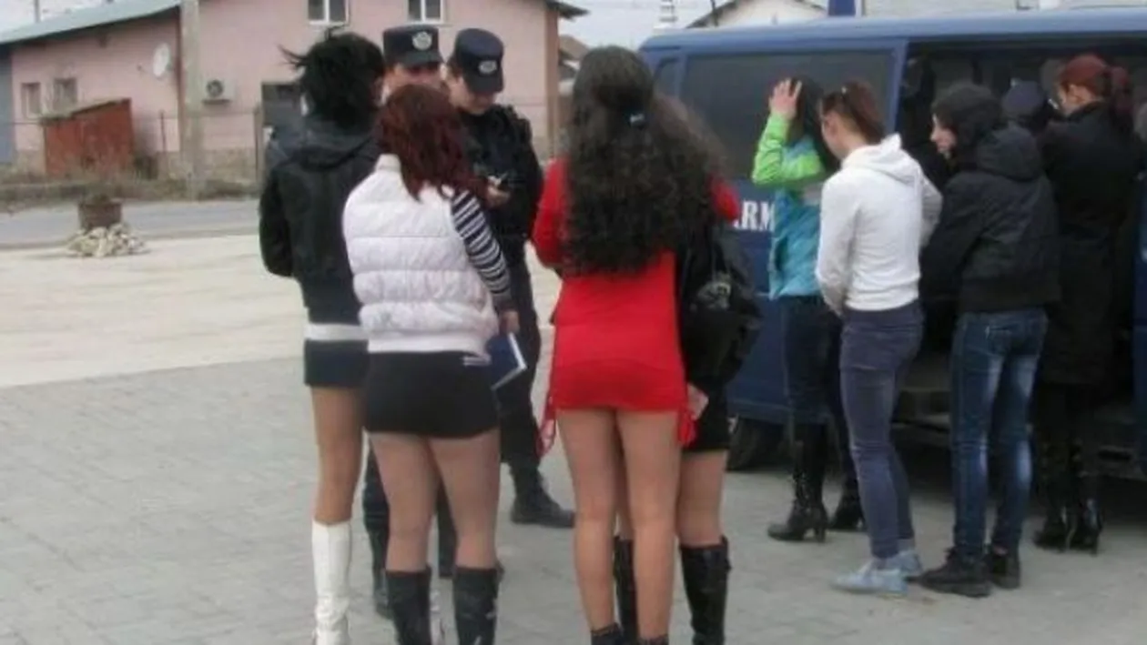 Uluitor! Tatăl și fiii proxeneți și-au scos iubitele la produs!