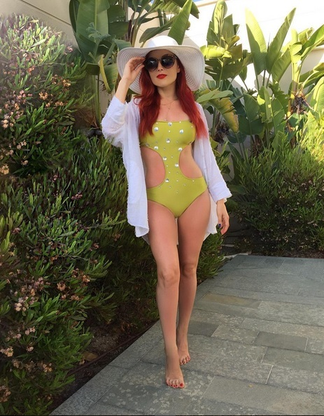FOTO | ELENA GHEORGHE, mai hot ca oricând! A schimbat mai multe costume de baie şi a „scăpat“ pozele pe net
