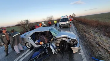 Accident grav în județul Timiș. Două persoane au murit, alte cinci au fost rănite. FOTO