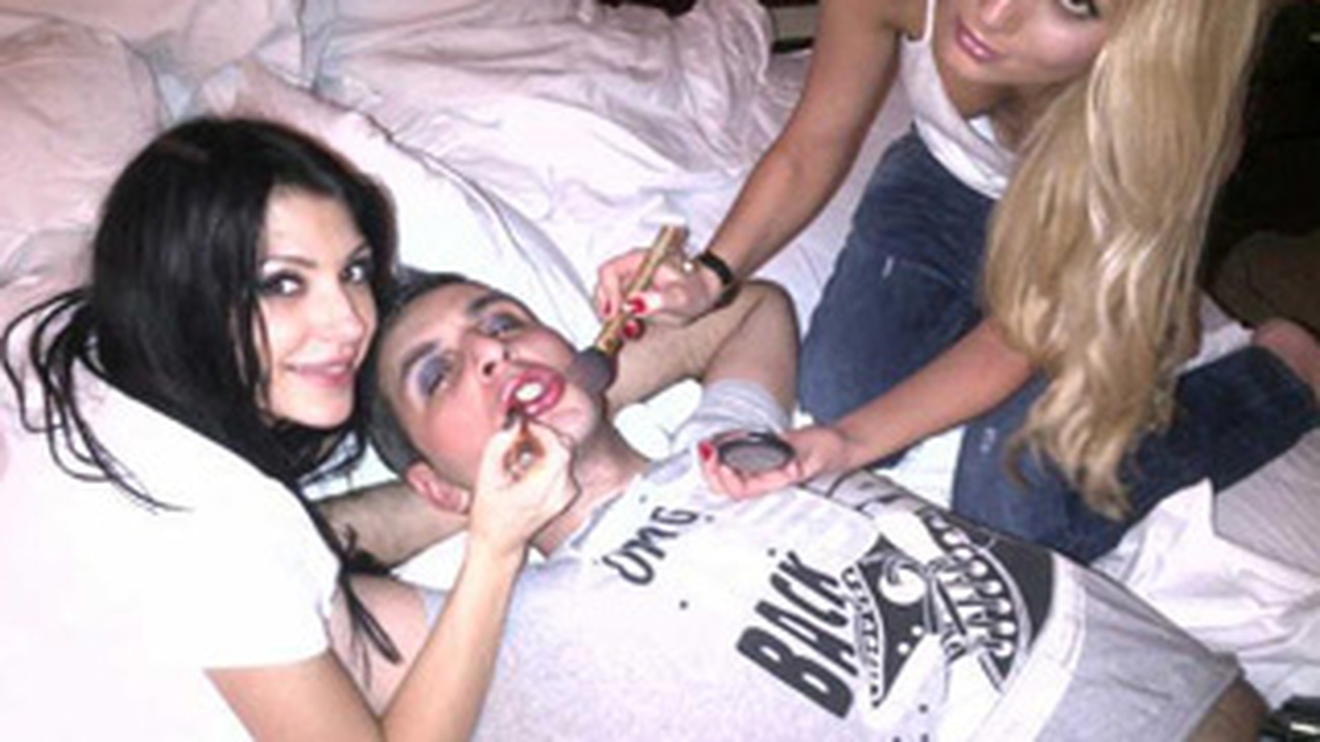 Celia se lasa de muzica pentru a deveni make-up artist? Uite cum arata prima persoana pe care a fardat-o!