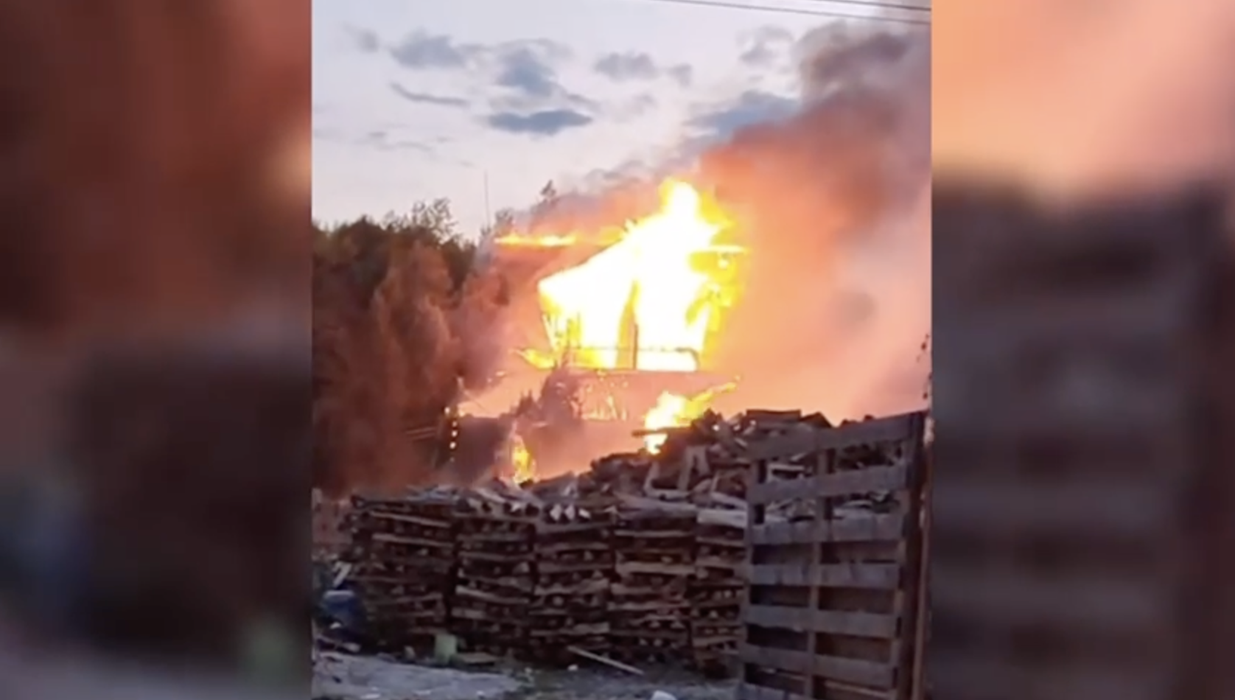 BREAKING | Incendiu devastator în Râșnov! Focul s-a extins la clădirea pensiunii Maggie’s Ranch