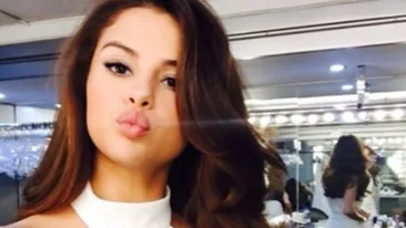 Selena Gomez, surprinsă pe aeroport cu părul ciufulit şi fără strop de machiaj