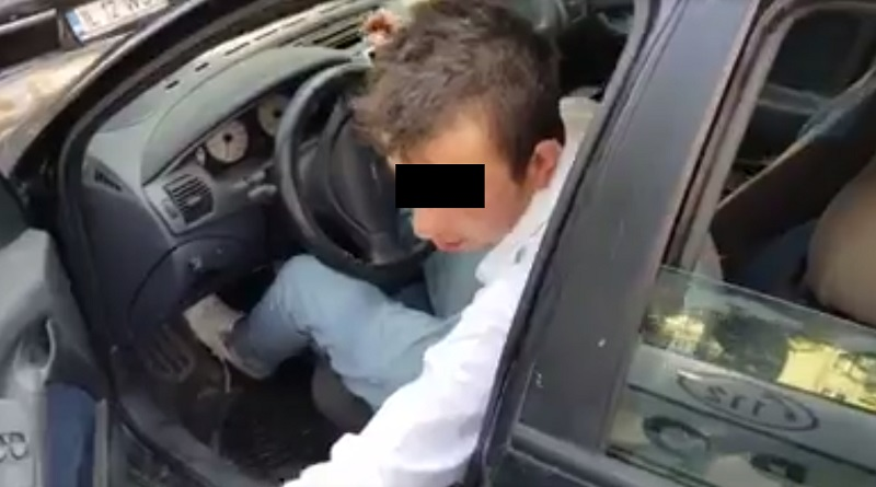 Șoferul a fost scos de polițiști din mașină