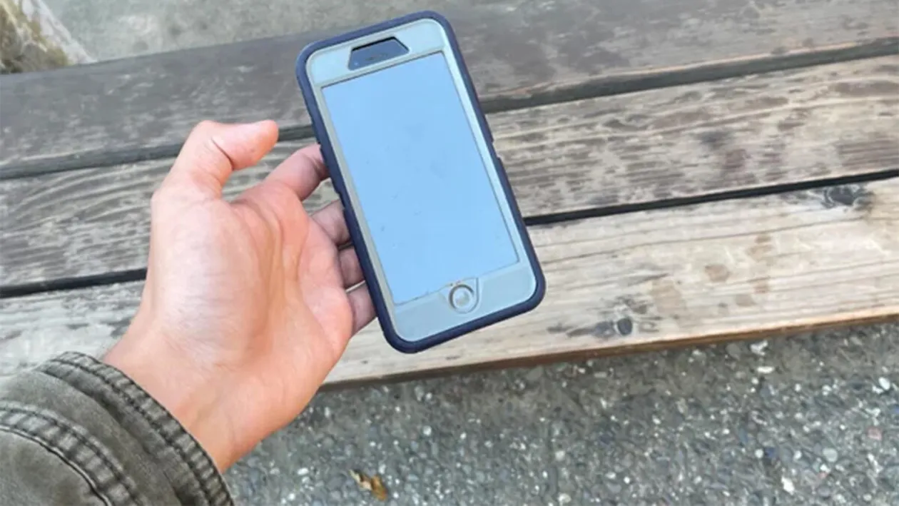 Ce a pățit un turist după ce și-a pierdut telefonul mobil în vacanță. Când i-a venit factura, să cadă din picioară. Câți bani are de plată