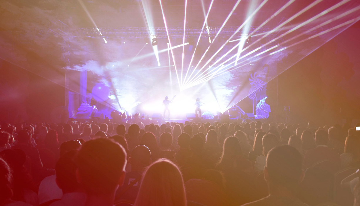 Delia, concert cu totul la vedere! Imagini +18 pentru cei din primul rând