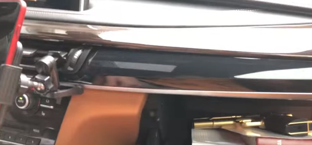 Ce ține Dorian Popa în torpedoul BMW-ului! Un pistol așezat pe Biblie: „Una e să te aperi, alta e să-ți bați joc de viața ta!”
