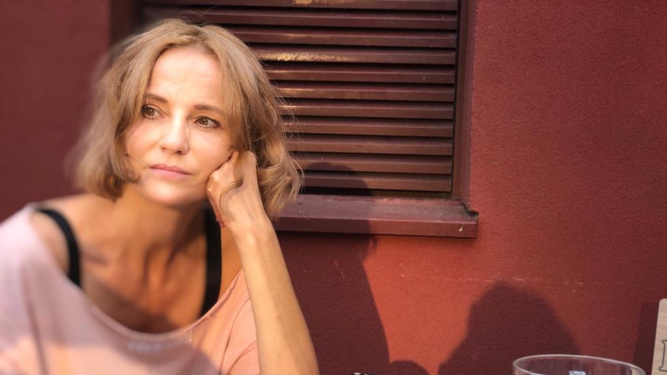 Cine o relansează în plan amoros pe Lia Bugnar? ”Paparazzi” cu scriitoarea în compania lui Nikos, un grec sexi!