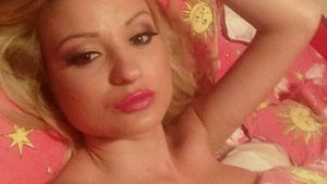 Un cunoscut manechin de la noi s-a pozat in ipostaze sexy. Cand au vazut ce are intre picioare, fanii au luat-o razna!
