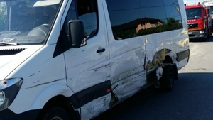 VIDEO. Microbuz cu călători, izbit în plin de un autoturism, la Picior de Munte, în Dâmbovița. Trei oameni au fost răniți