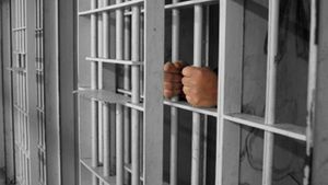 CCR: Bărbații care au un copil mai mic de un an pot cere amânarea executării pedepsei cu închisoarea
