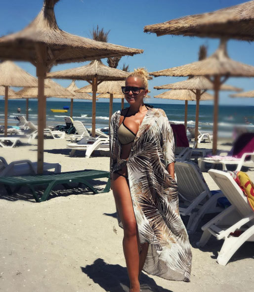 Anda Adam a făcut furori la mare. A purtat un costum de baie care i-a scos în evidenţă bustul impresionant. Fotografie incendiară