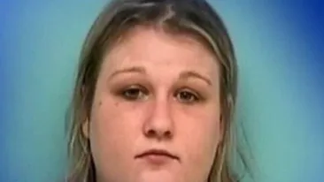 Prea  beata ca sa stie ca a trecut moartea pe langa ea! A ramas cu masina blocata pe calea ferata, dar a fost salvata de un politist