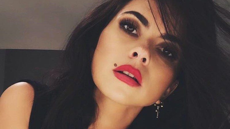 Inna, internată de urgență la spital după ce scena pe care cânta s-a prăbuşit!