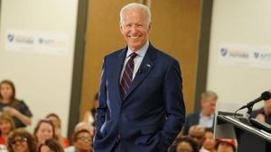 Joe Biden a căzut facturându-și mai multe oase. Prima reacția a lui Donald Trump