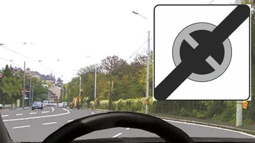 Și șoferii experimentați se înșală. Ce trebuie să faci, de fapt, dacă întâlnești indicatorul rutier alb-negru din imagine