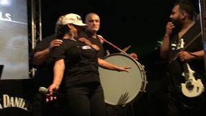 Un celebru cântăreţ român a comis-o direct pe scenă. L-am filmat ”în acţiune”… Şi-a ciupit de sâni colega de trupă!