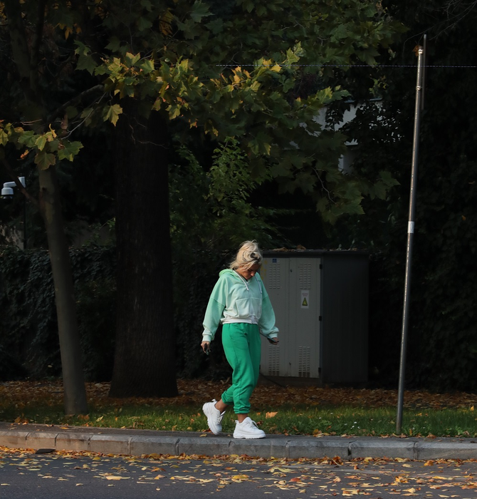Chiar și într-o zi obișnuită, Amna nu se desparte de Porsche și de fotograful personal
