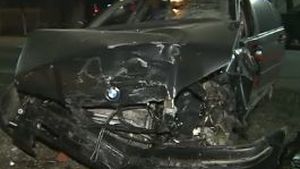 Cinci maşini distruse de un poliţist din Arad! Bărbatul s-a urcat băut la volan