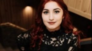 Tânără de 18 ani, găsită moartă pe un câmp. Principalul suspect, iubitul ei