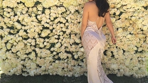 KANYE WEST i-a construit soţiei sale KIM KARDASHIAN un perete din trandafiri albi! Gestul romantic a fost absolut incredibil