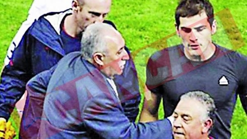 Dat afara pentru ca a luat tricoul lui Casillas