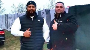 Bebino a încins grătarul în curtea casei în care s-a mutat de curând. Bodyguardul VIP-urilor i-a fost invitat