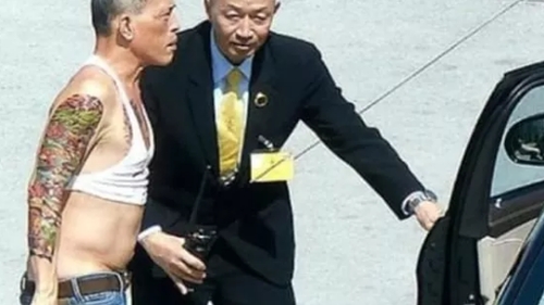 Regele Thailandei s-a căsătorit... cu garda lui de corp!
