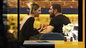 A vrut s-o sărute, dar s-a lovit de...pahar! Ramona Olaru l-a băgat în ședință pe Cazacu, la petrecerea din restaurantul lui Dani Oțil