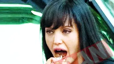 Mananca tort cu catusele la mana