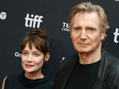 Liam Neeson, surprins ținându-se de mână cu o altă actriță, după despărțirea de Pamela Anderson. Gesturile care au atras atenția pe covorul roșu