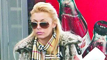 Jasmine a fost muscata de deget