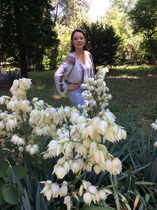 Adriana Trandafir, dans din buric în cel de-al șaptelea episod al serialului “Fructul oprit”