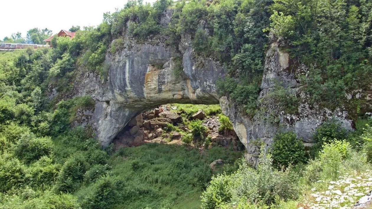 „Podul lui Dumnezeu” este în România. Cum ajungi la această minune a naturii