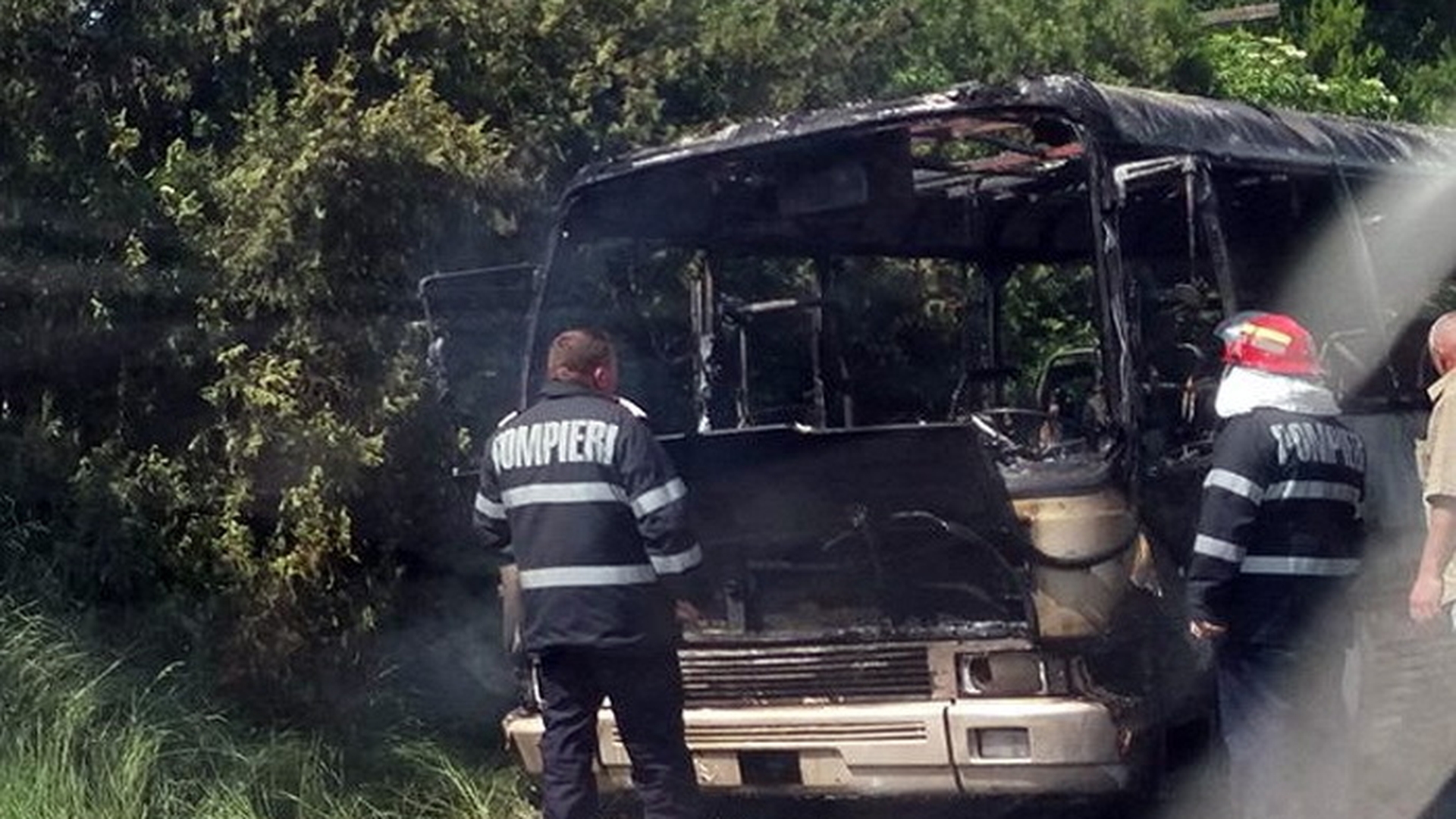 Un autobuz cu 17 călători a luat foc în judeţul Bihor. Pompierii au intervenit de urgenţă