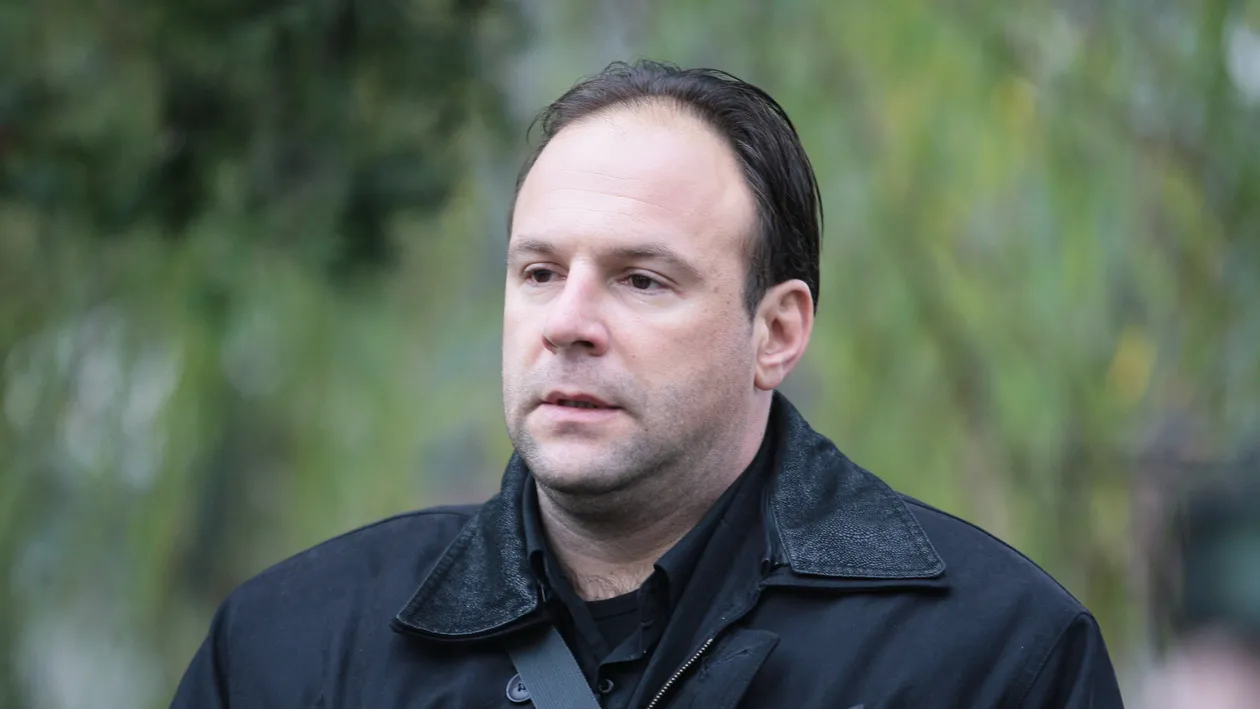 Cum se consoleaza vaduvul sopranei sinucigase Roxana Briban? A vandut tot din casa, s-a apucat de baut si se distreaza cu blonde!