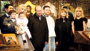 Elena Udrea a fost naşă sâmbătă! Cât de bine îi stă fostei blonde de la Cotroceni cu un copil în braţe!
