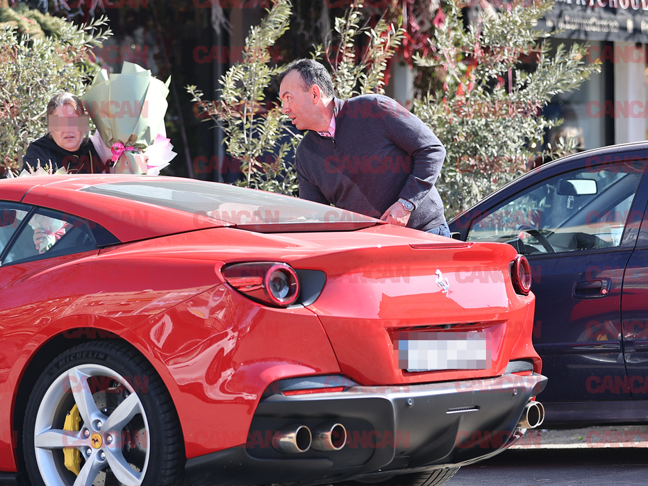 „Mogulul Calapoadelor” și-a umplut Ferrari-ul Portofino cu buchete imense de flori. Apariție care a întors toate privirile în Capitală