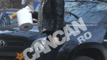 Dansatoarea exotica face economie de personal! Jasmine isi aprovizioneaza singura coaforul pentru catei